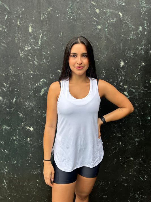 Regata em dryfit com a alça mais larga